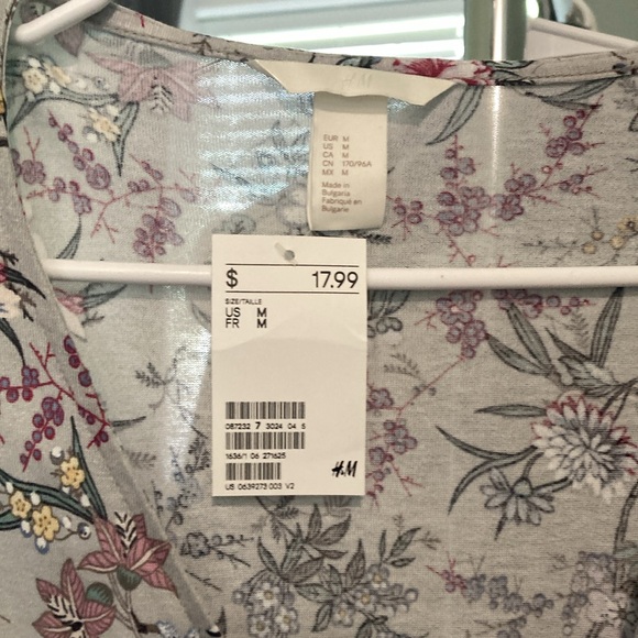 NWT H&M Womens wrap top grey with floral print - Picture 2 of 3